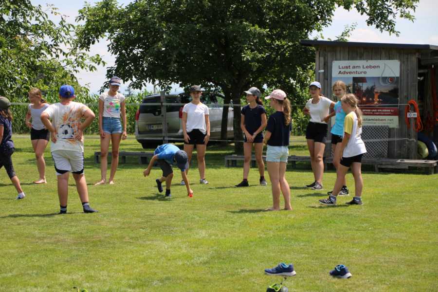 #FamilienSurvivalCamp, #SurvivalMitKindern, #OutdoorAbenteuer, #FamilienAbenteuer, #ZurückZurNatur, #LagerfeuerLiebe, #NaturErleben, Survival Training, #AbenteuerFürKinder, #WildnisCamp, #GemeinsamDraußen, #LebenInDerNatur, #DigitalDetox, #AbenteuerZeit, #KinderErlebenNatur