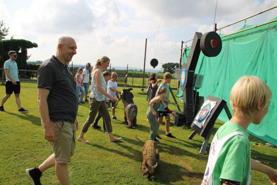 #FamilienSurvivalCamp, #SurvivalMitKindern, #OutdoorAbenteuer, #FamilienAbenteuer, #ZurückZurNatur, #LagerfeuerLiebe, #NaturErleben, Survival Training, #AbenteuerFürKinder, #WildnisCamp, #GemeinsamDraußen, #LebenInDerNatur, #DigitalDetox, #AbenteuerZeit, #KinderErlebenNatur