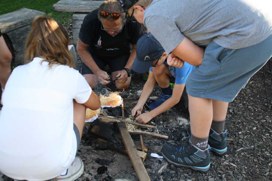 #FamilienSurvivalCamp, #SurvivalMitKindern, #OutdoorAbenteuer, #FamilienAbenteuer, #ZurückZurNatur, #LagerfeuerLiebe, #NaturErleben, Survival Training, #AbenteuerFürKinder, #WildnisCamp, #GemeinsamDraußen, #LebenInDerNatur, #DigitalDetox, #AbenteuerZeit, #KinderErlebenNatur