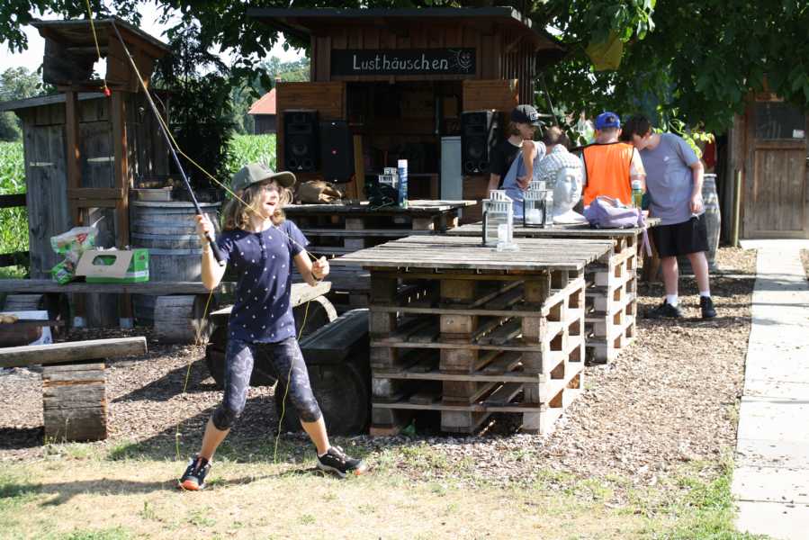 #FamilienSurvivalCamp, #SurvivalMitKindern, #OutdoorAbenteuer, #FamilienAbenteuer, #ZurückZurNatur, #LagerfeuerLiebe, #NaturErleben, Survival Training, #AbenteuerFürKinder, #WildnisCamp, #GemeinsamDraußen, #LebenInDerNatur, #DigitalDetox, #AbenteuerZeit, #KinderErlebenNatur